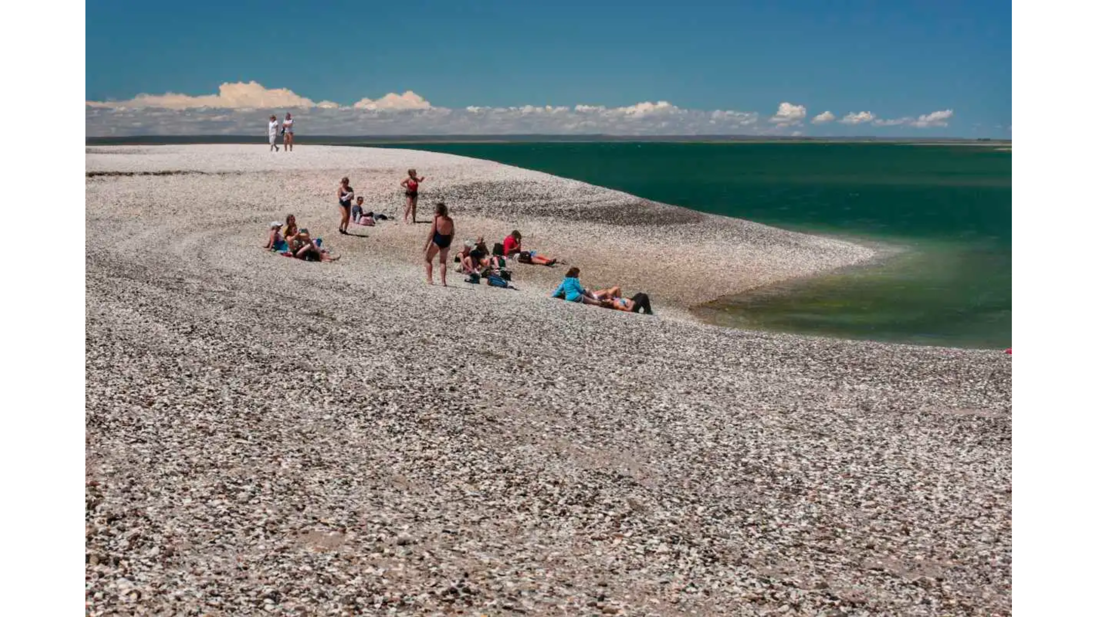 En la playa se forman piletas naturales.