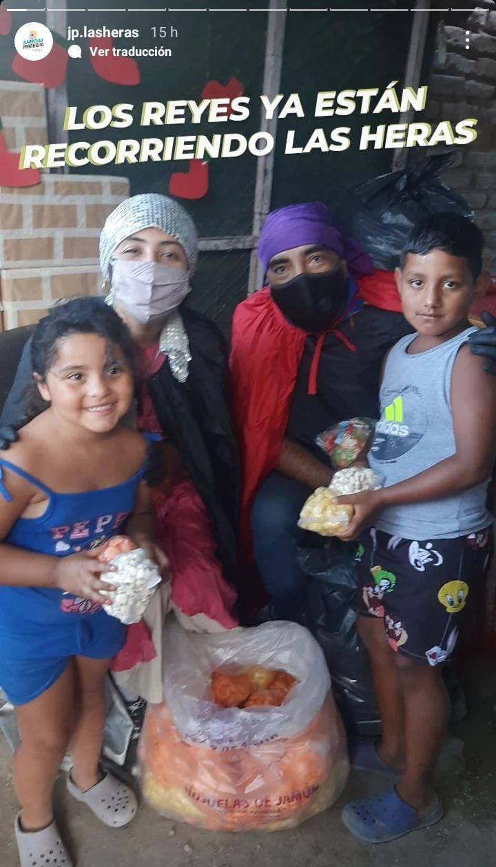 El Rey y la Reina Maga de Las Heras con niños de los barrios recorridos.