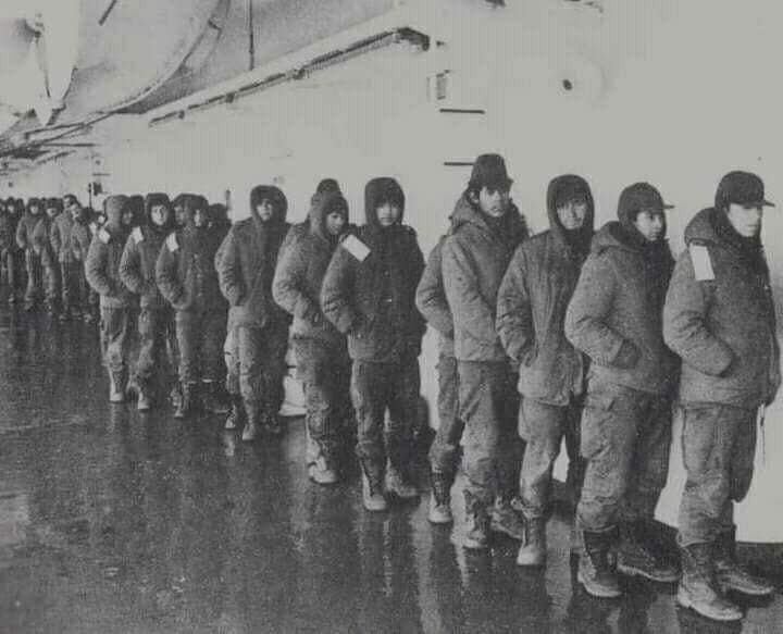 Una imagen del 21 de junio de 1982, a las 8.00 de la mañana, soldados argentinos llegando a Puerto Madryn, prisioneros de guerra en el barco inglés Norland.