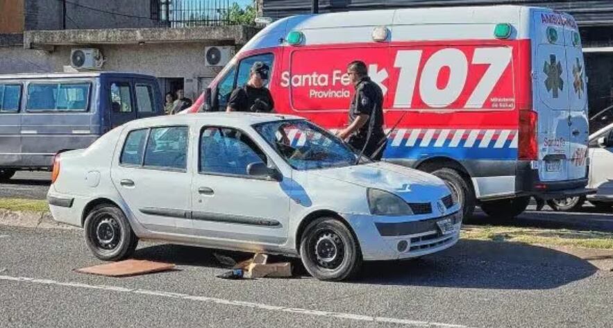 Un joven de 14 años quedó atrapado en el parabrisas de un auto tras sufrir un choque con su bicicleta