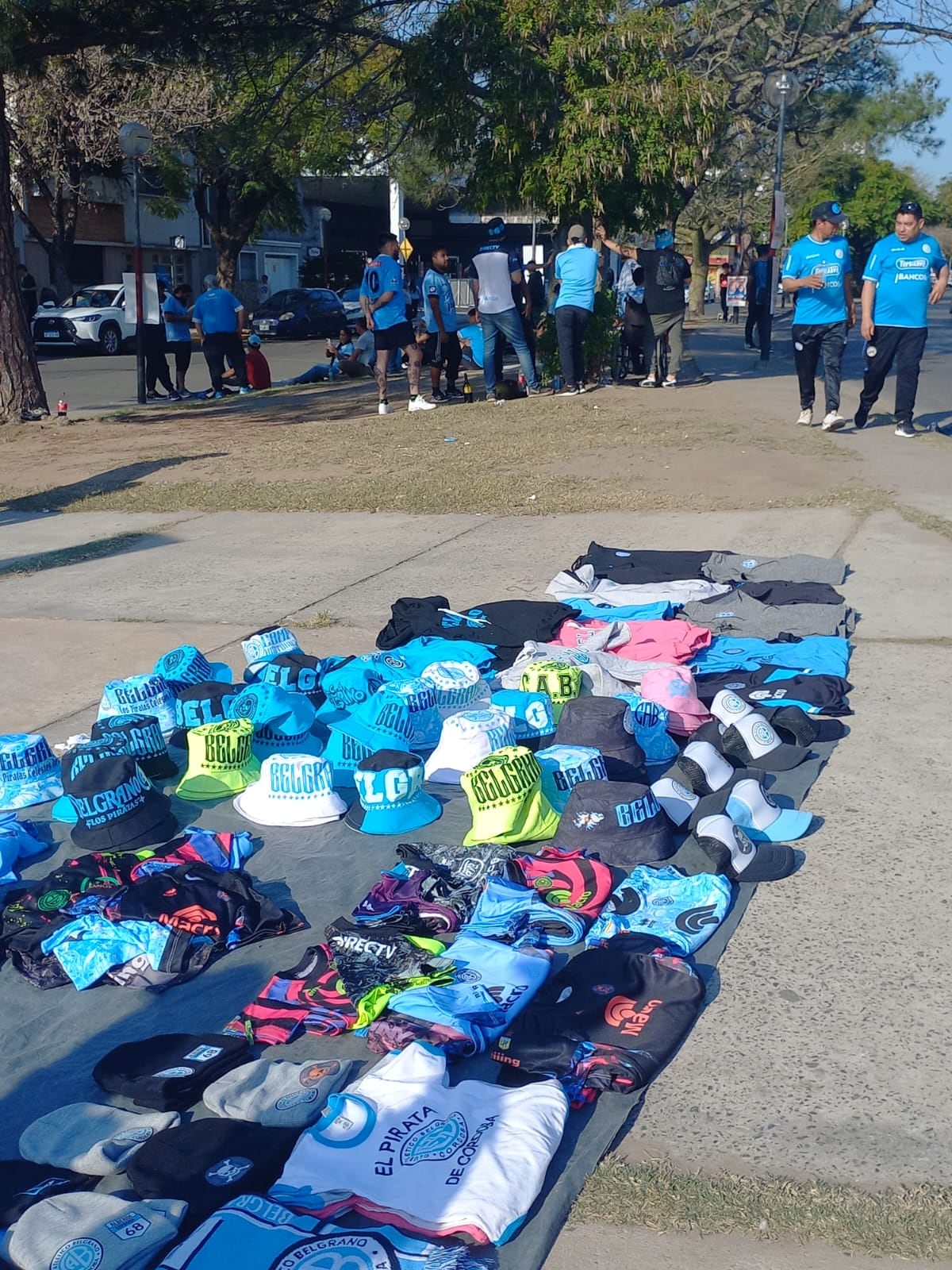 Hinchas de Belgrano en Santa Fe, en la previa del partido con San Lorenzo, por la Copa Argentina 2023. (La Voz)