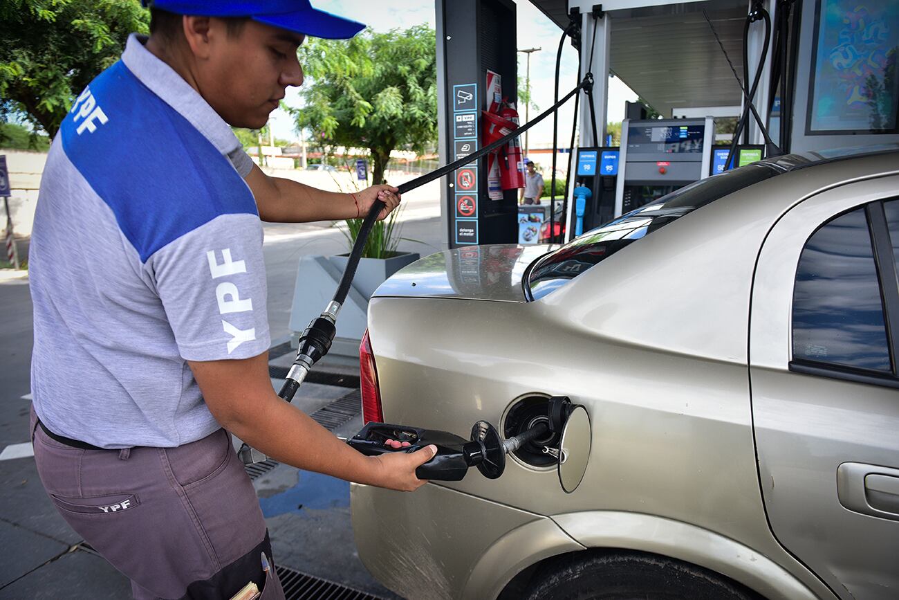 Aumento de precios de los combustibles en estación YPF. J(osé G Hernández/La Voz)