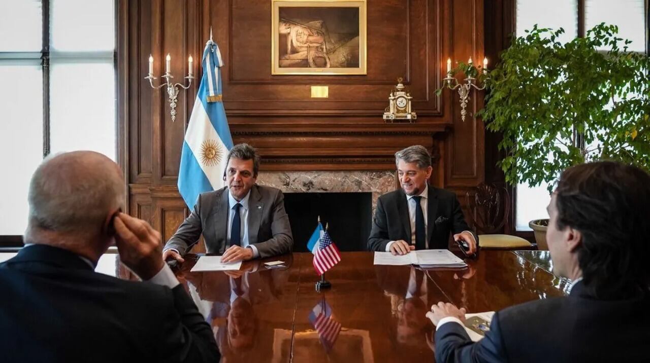 El ministro de Economía, Sergio Massa, junto a su equipo de trabajo. 