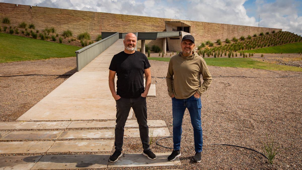 Gabriel Japaz y Pablo Guerra, arquitectos y socios creativos que diseñaron Anaia Wines, la bodega que ganó el premio internacional oro mundial.