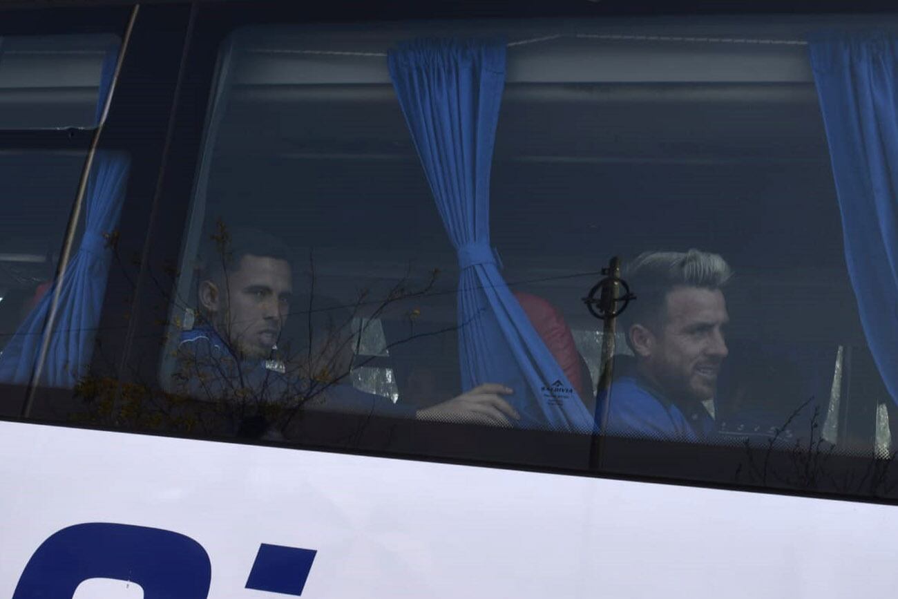 Despedida de Talleres en el aeropuerto Taravella, en Córdoba. (Ramiro Pereyra / La Voz)