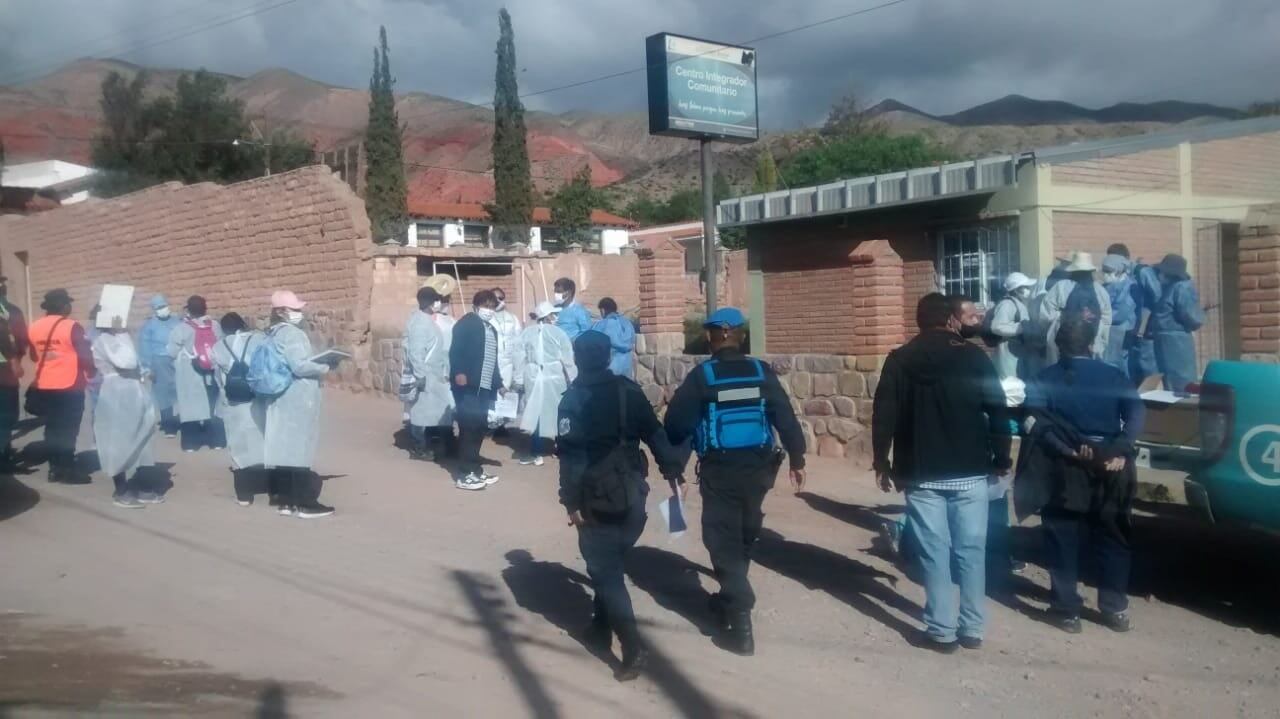 Debido al aumento de casos de coronavirus en Humahuaca, el Comité Operativo de Emergencias de la Provincia resolvió declarar "zona amarilla" a la ciudad. Por tal motivo, efectivos policiales acompañan los rastrillajes sanitarios y controlan que las medidas de circulación se cumplan.