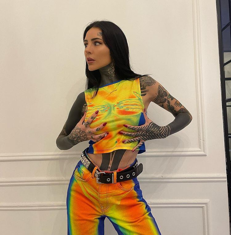 Cande Tinelli con su outfit a todo color.