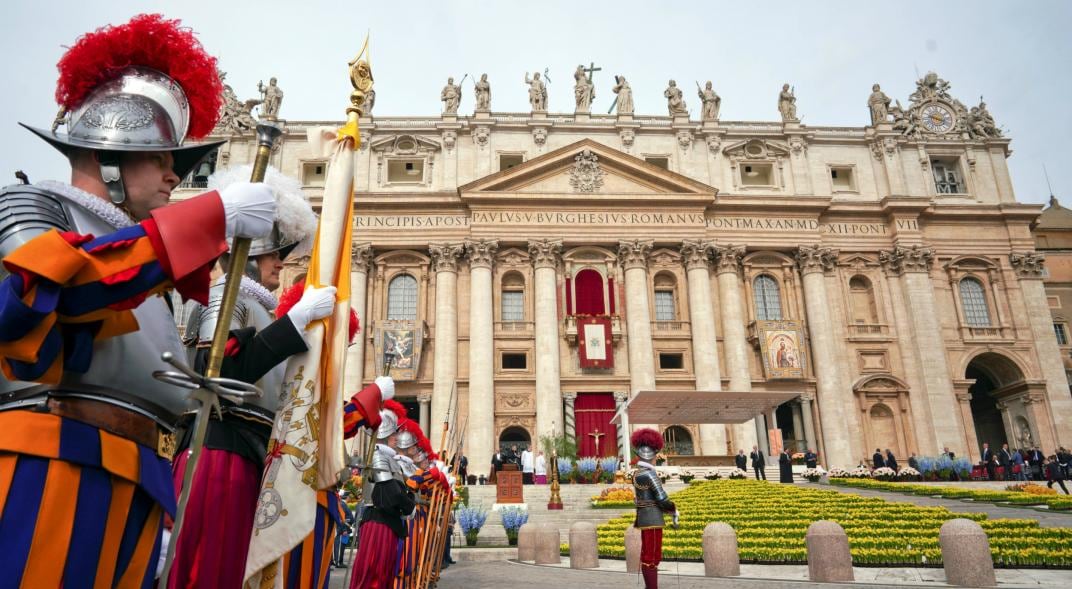 La Guardia Suiza Pontificia fue la que hizo el arresto del hombre. Foto: AP.