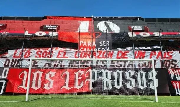 El trapo con el mensaje de apoyo al capitán de la Selección fue colgado a la tarde en la popular sur.