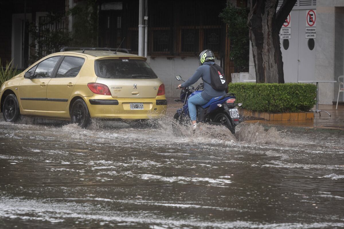 Una fuerte tormenta azotó gran parte de Mendoza y cayó granizo en Godoy Cruz y Las Heras. Foto: Ignacio Blanco / Los Andes.