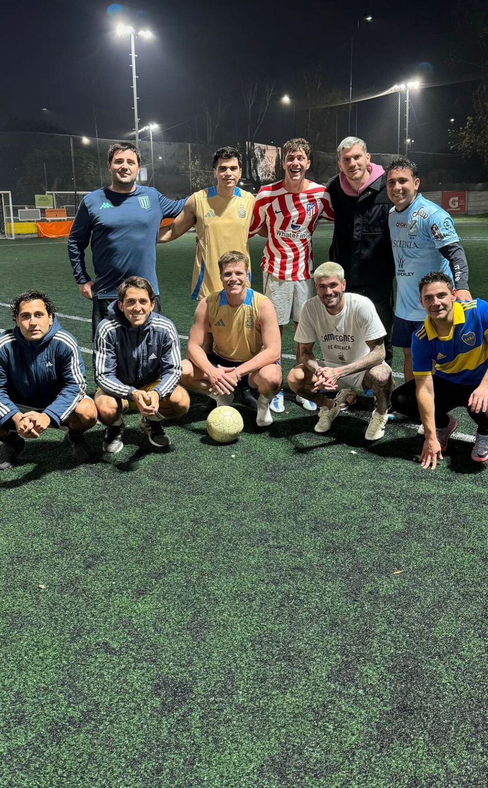 Así se vio a Rodrigo De Paul con Fran Stoessel y sus amigos en una cancha de Núñez.