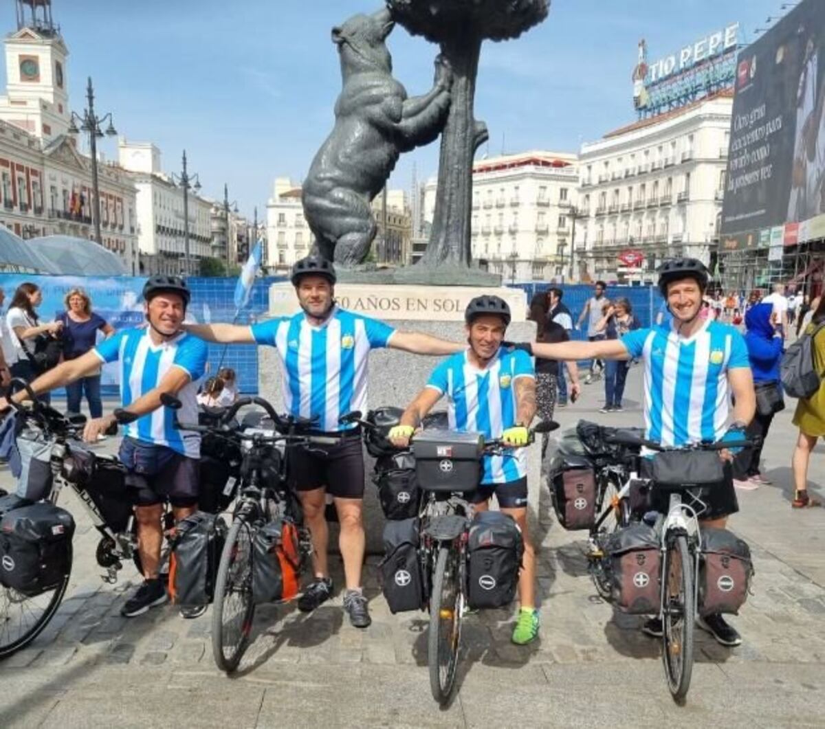 ¡Vamos a alentar a la Selección! Cuatro amigos de Gualeguaychú iniciaron su viaje en bicicleta hasta Qatar para ver el Mundial