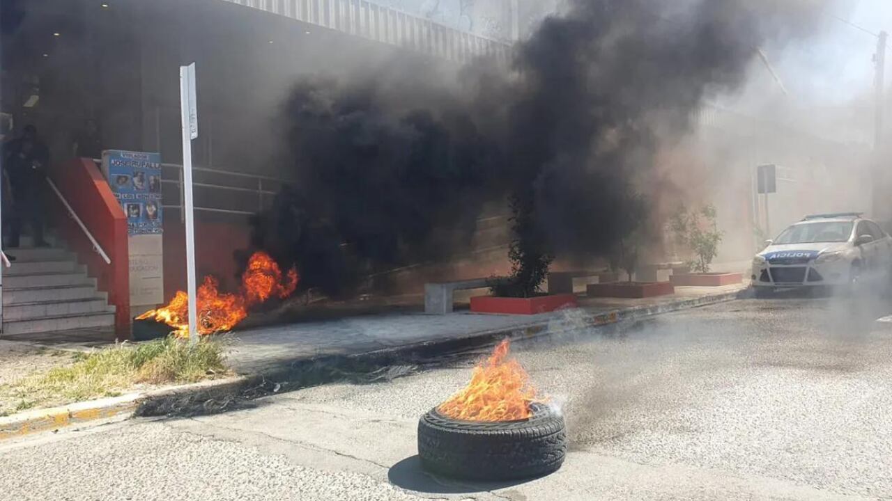 Hubo varias protestas llevadas a cabo por padres del jardín de infantes 406 de Comodoro Rivadavia, en Chubut. Foto: Gentileza