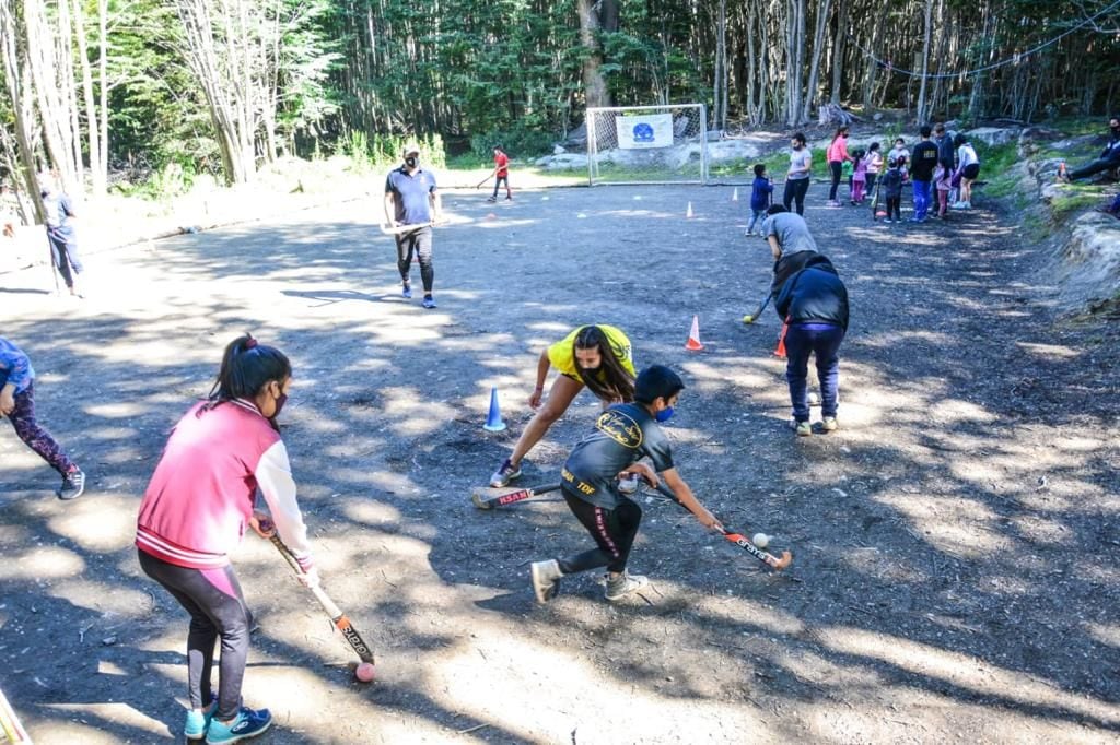 La Municipalidad de Ushuaia llevó el hockey al barrio Dos Banderas con una clase abierta para todas las edades.