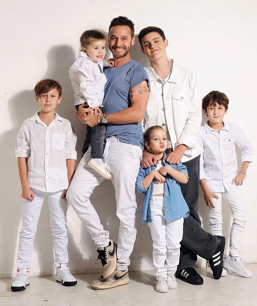 Benjamín Vicuña junto a sus cinco hijos.