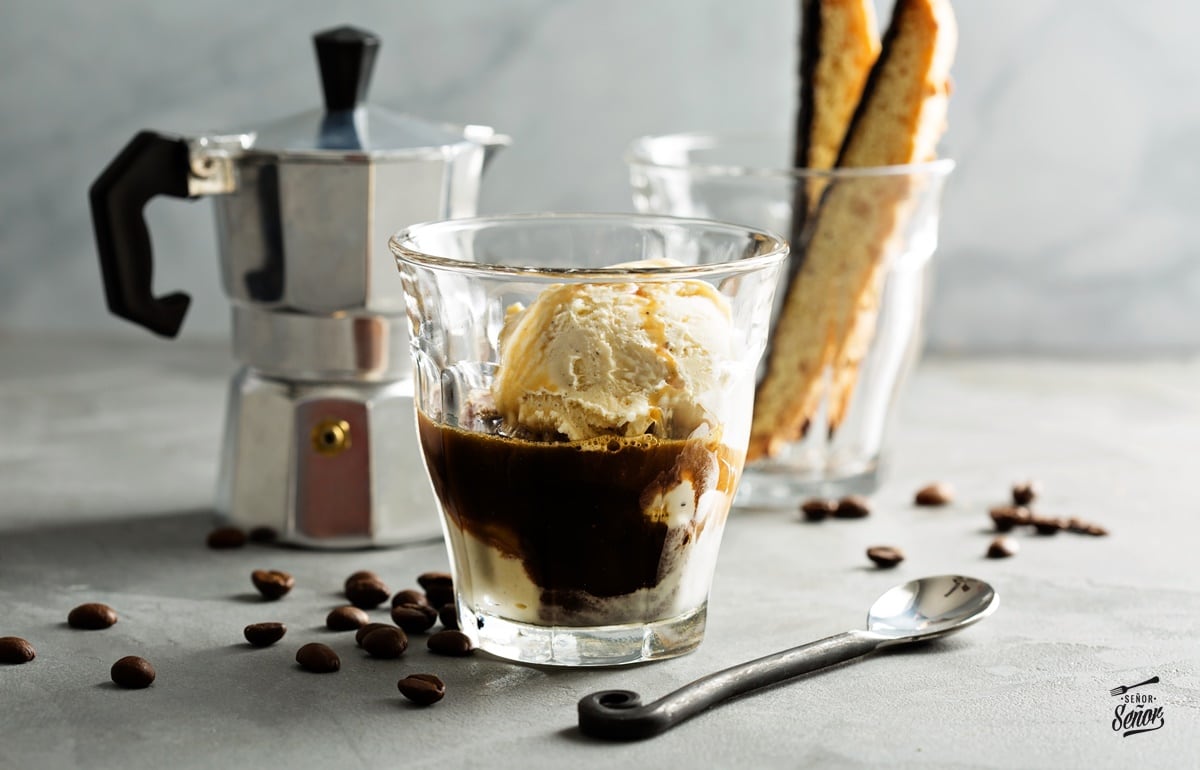 El affogato se prepara con café y helado.