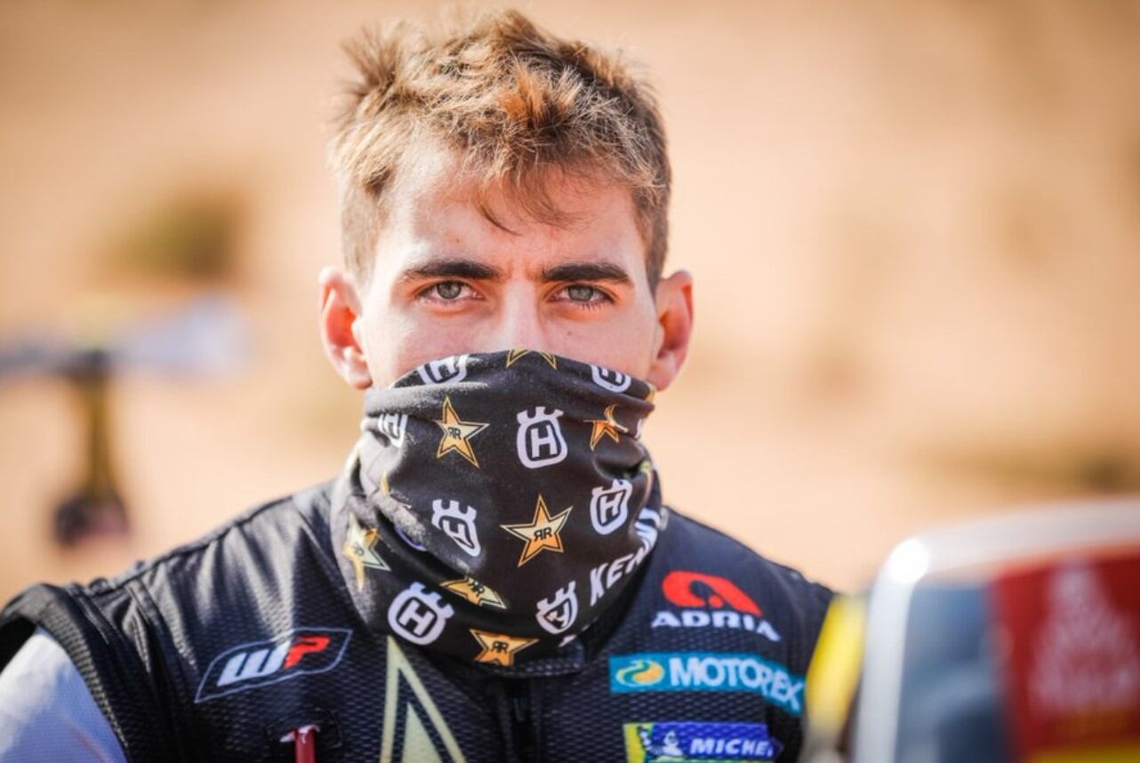 Luciano Benavides se cayó durante la novena etapa para las motos, tuvo una lesión en el hombro y debió desertar.