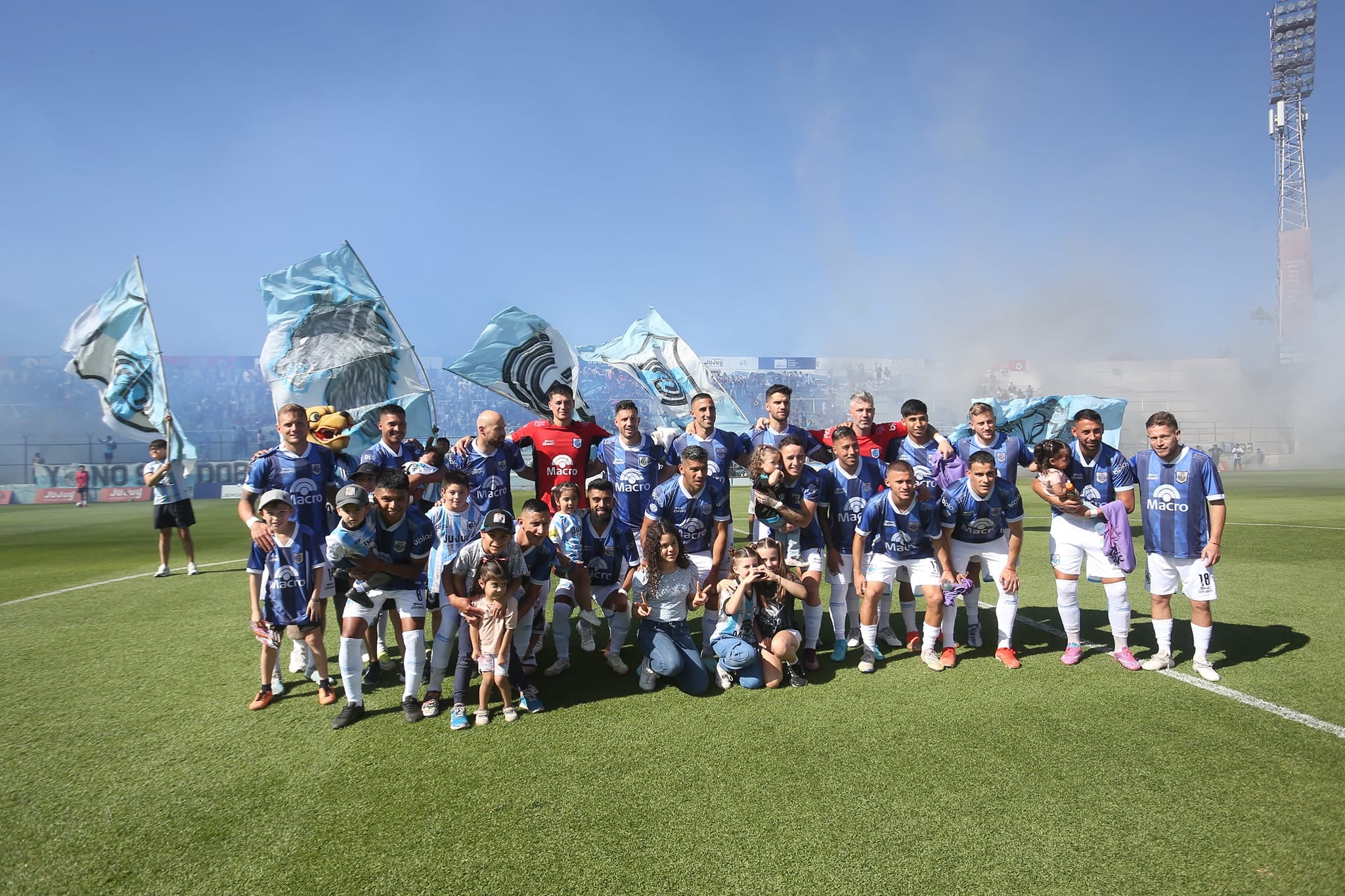 La fiesta que comenzó con los jugadores ingresando al campo con sus hijos pequeños con motivo del Día de las Infancias, finalizó con el triunfo del equipo este domingo.