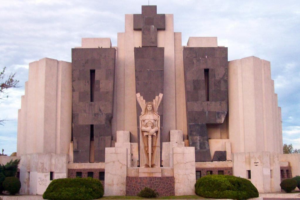 El increíble portal del cementerio de Azul. Foto: Elrici / Wikipedia