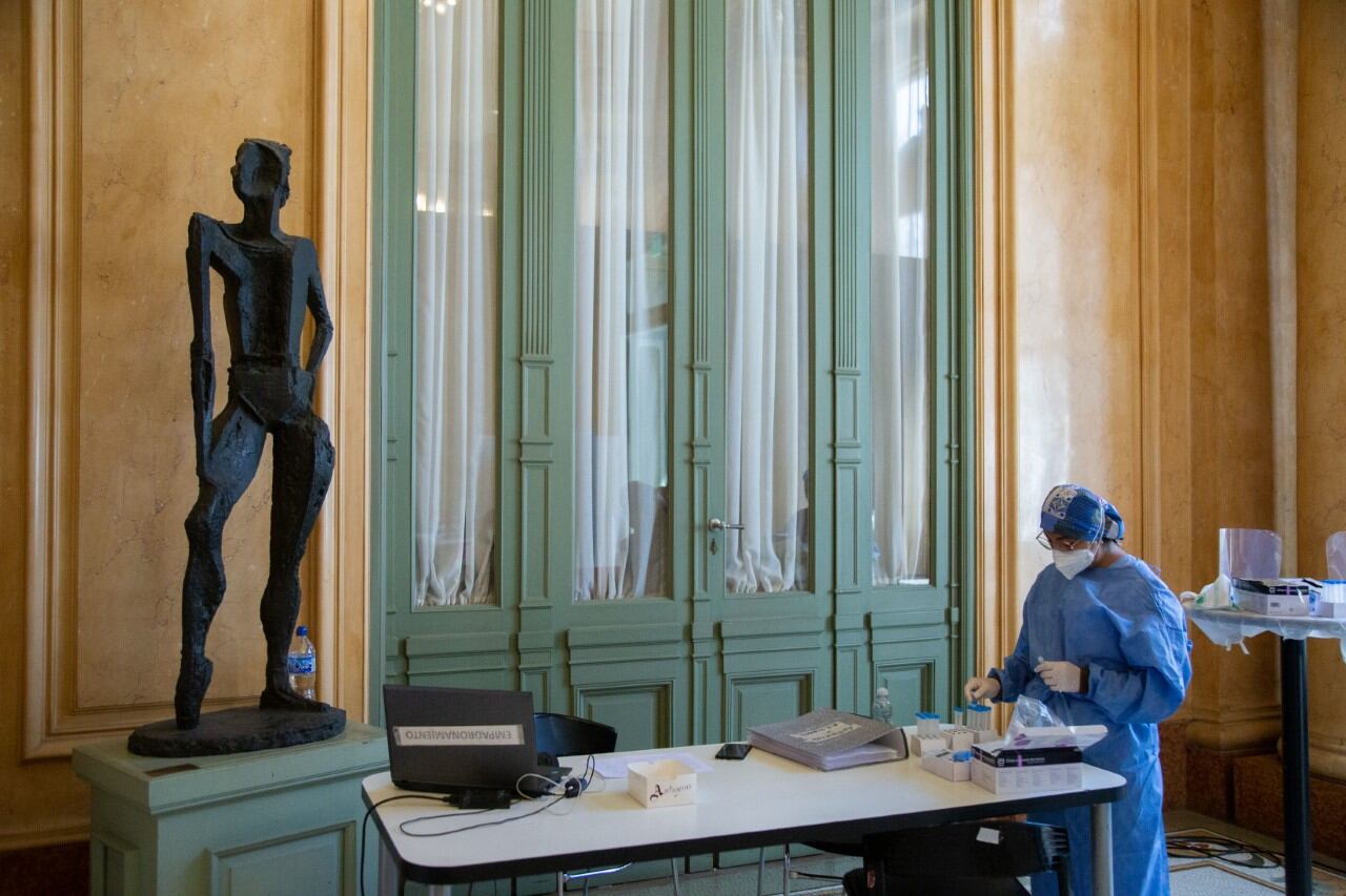 Con testeos a artistas en el Teatro Colón y protocolo para el público, la Ciudad garantiza la vuelta segura a los teatros.