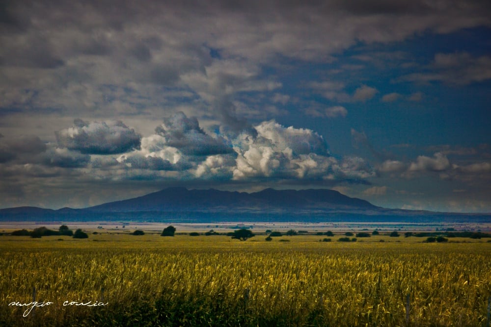 Cerro El Morro, solitario en la planicie y con su particular nube por encima de sus picos.