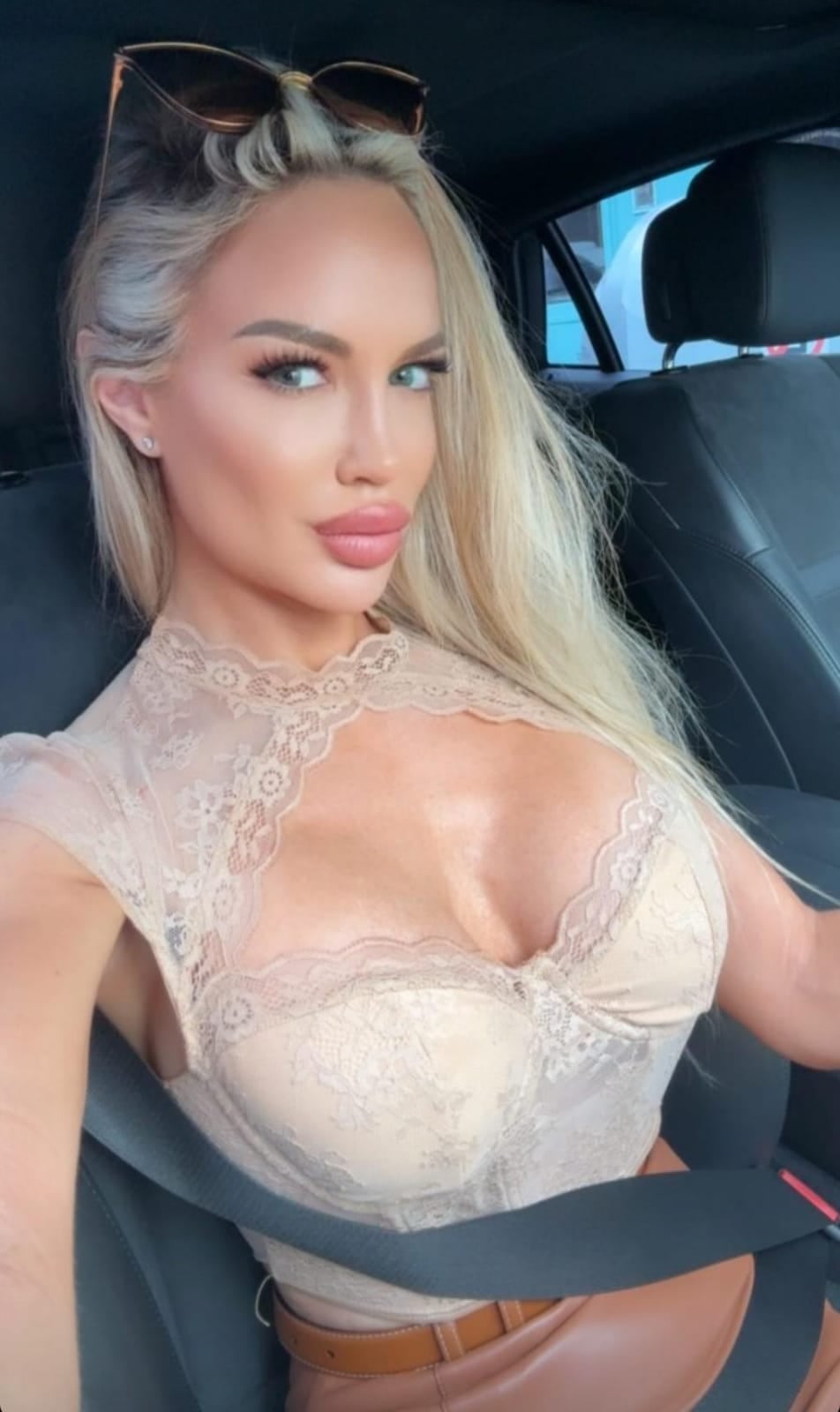 Luciana Salazar encendió Instagram con un corset de encaje y transparencias mega escotado