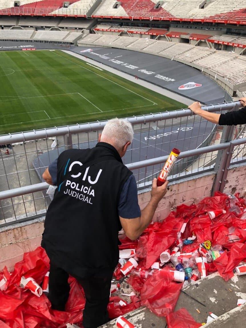 Allanamiento en el Monumental por los incidentes del Superclásico, con bengalas marinas en las tribunas.