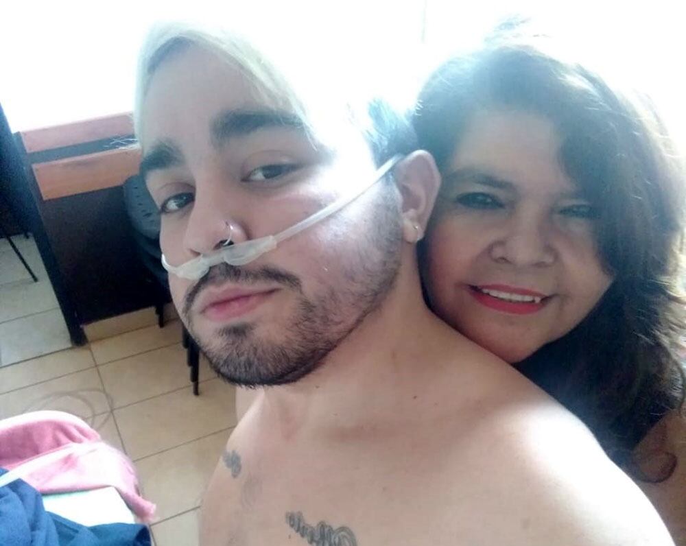 Ezequiel junto a su madre Mercedes López