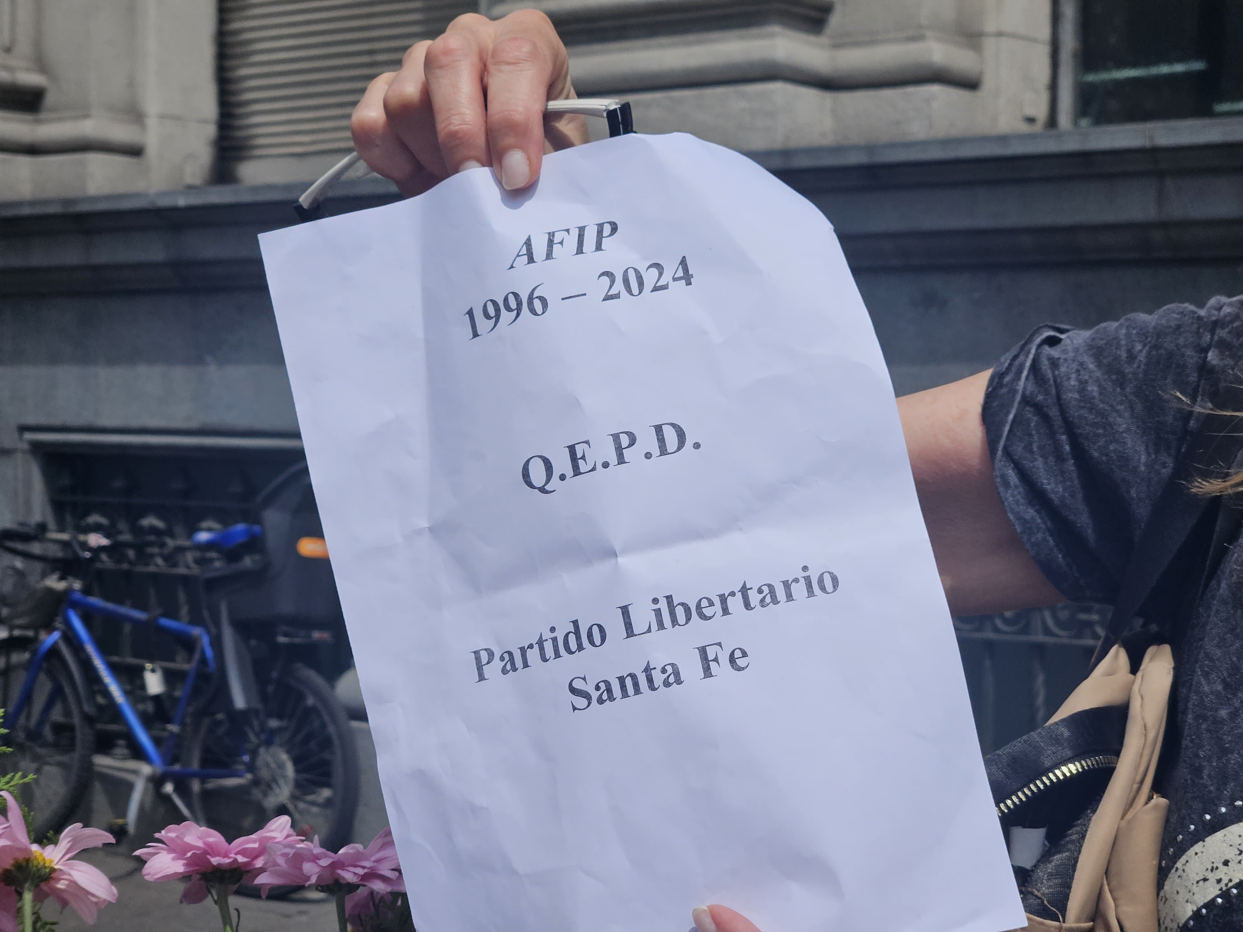 El partido festejó la decisión del Gobierno con una puesta en escena llamativa.