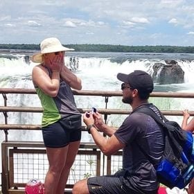 En la Garganta del Diablo, un joven pidió casamiento a su novia.