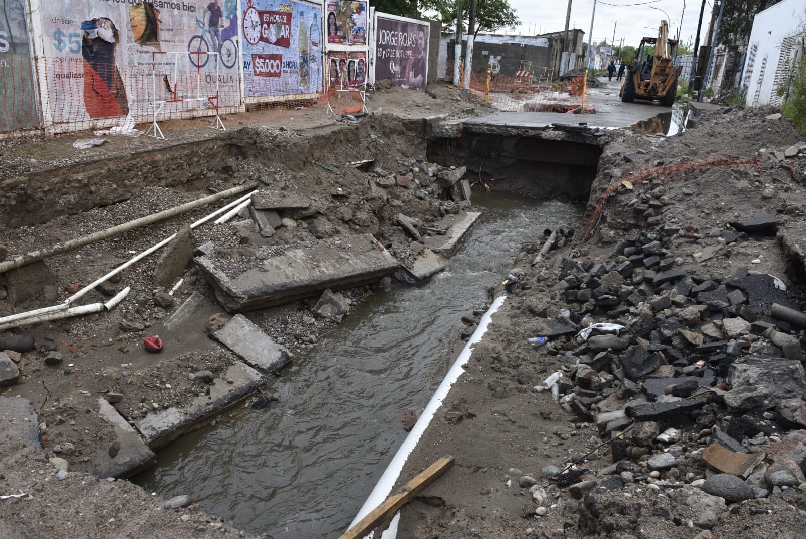 Trabajan para solucionar el desborde cloacal en barrio Alberdi (Ramiro Pereyra/LaVoz).