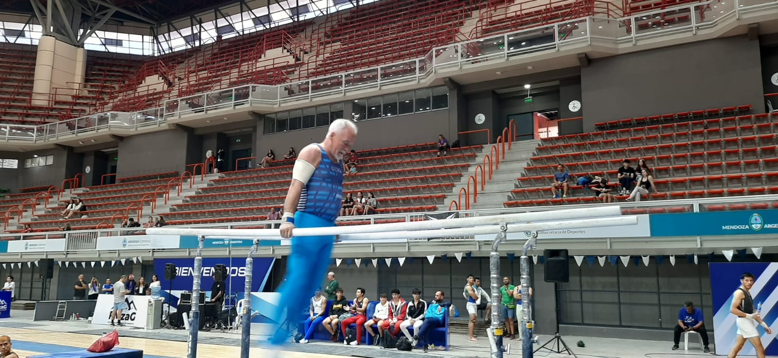 Oscar Sandrín, gimnasta de 63 años con medalla en un Nacional.