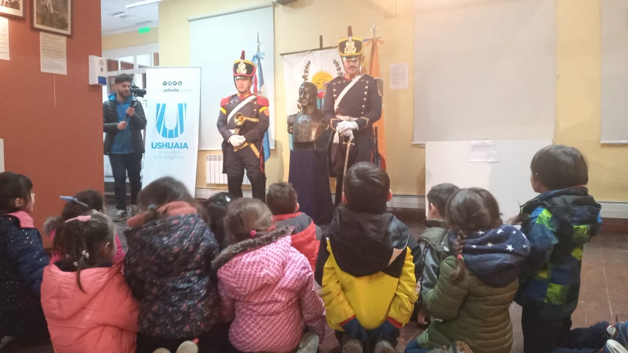 Niños de Jardínd e infantes, interactuaron con los granaderos.