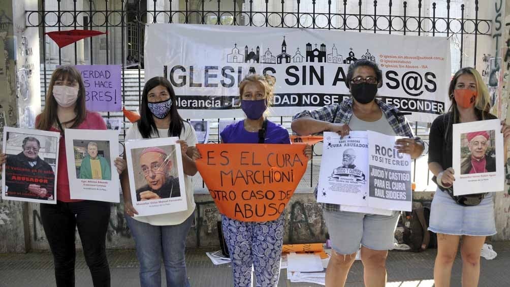 Víctimas y familiares de víctimas de abuso sexual realizaron hoy una pegatina de carteles en el frente de la Fiscalía