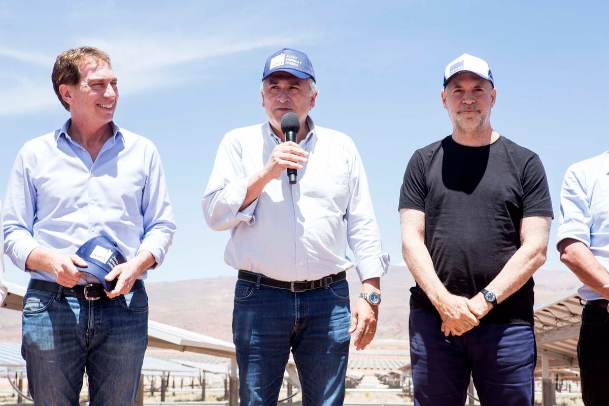 El gobernador Gerardo Morales, flanqueado por Horacio Rodríguez Larreta  (der.) y Diego Santilli (izq.) en la planta solar montada en Cauchari, Jujuy.