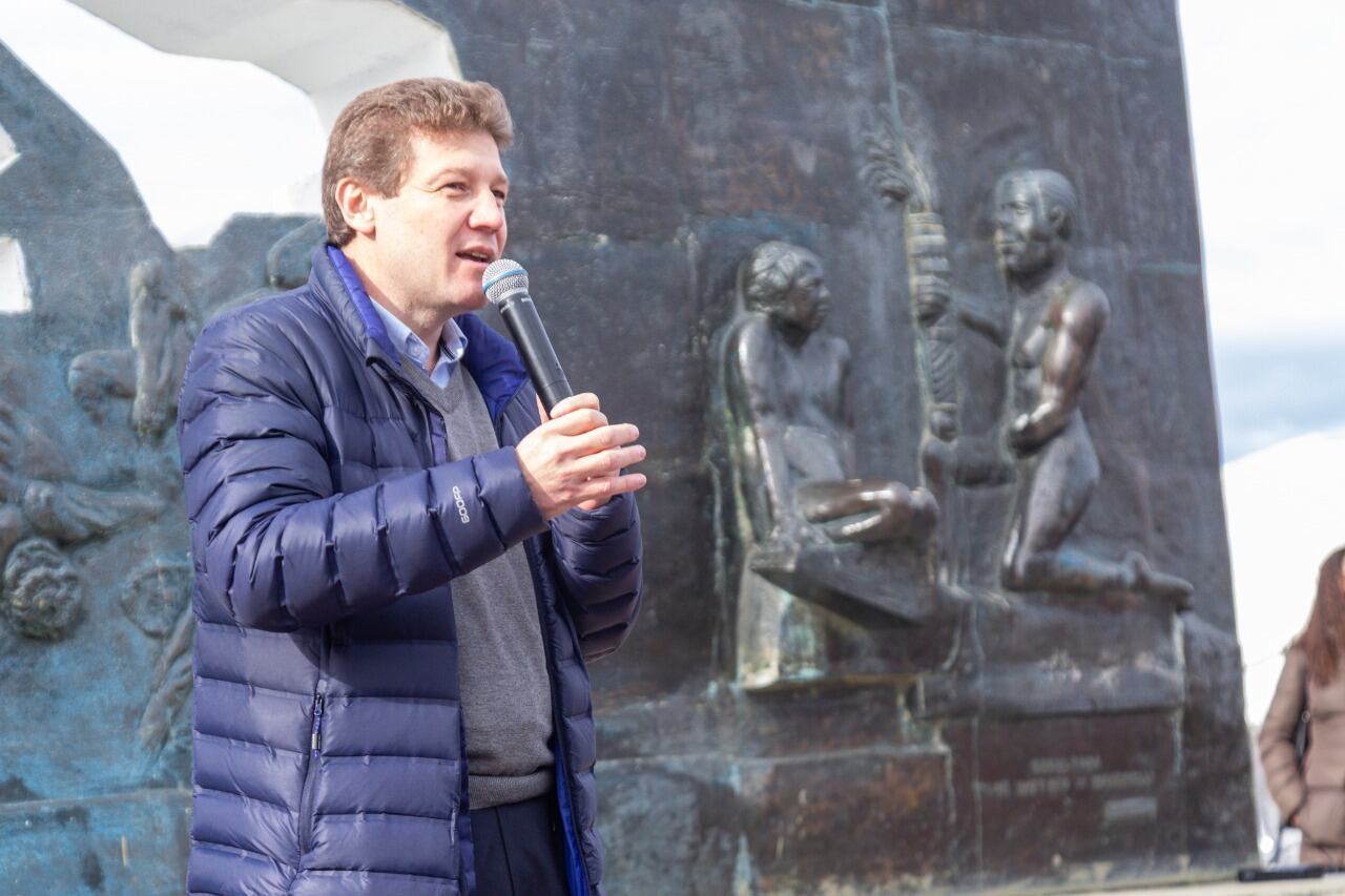 El gobernador de la provincia de Tierra del Fuego, Gustavo Melella, presidió el acto de homenaje a los Veteranos y Veteranas de la Guerra de Malvinas, familiares de Caídos en Combate y familiares de VGM recientemente fallecidos.