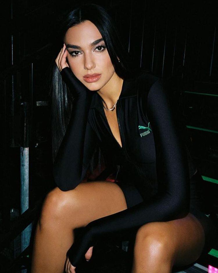 Dua Lipa lució un cat suit para una famosa marca de ropa.