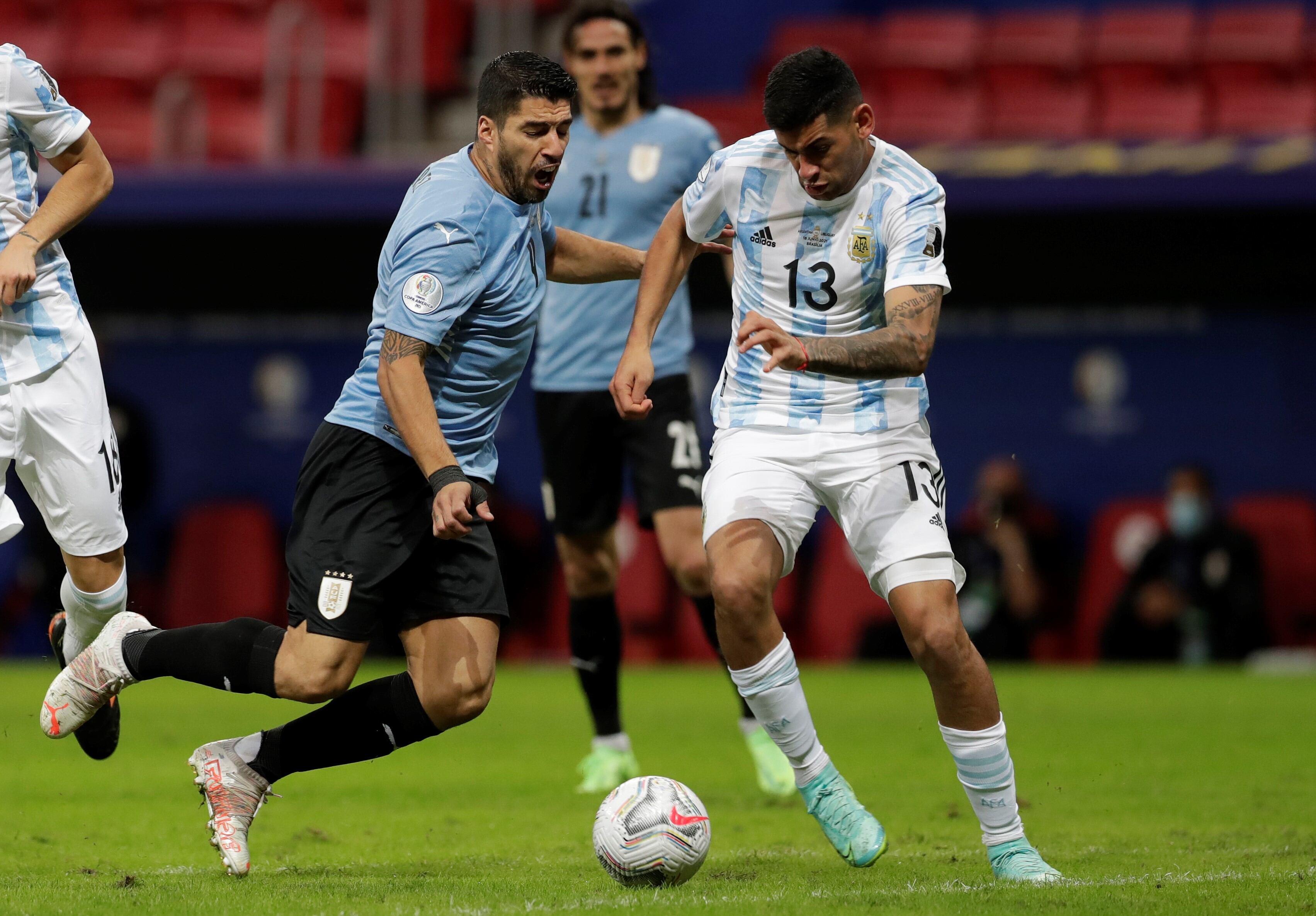 Un Cuti Romero a pleno. El defensor muestra su potencia en cada balón que disputa (AP)