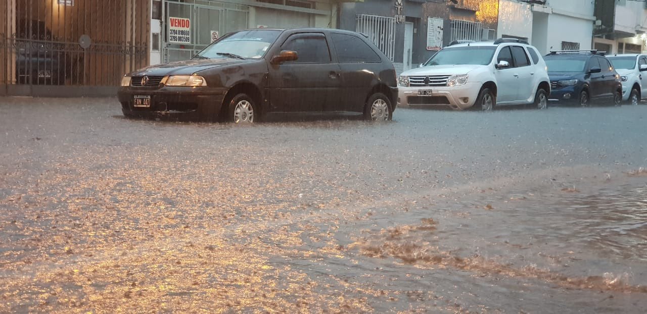 En pocos minutos cayeron 70 mm y colapsaron las calles.