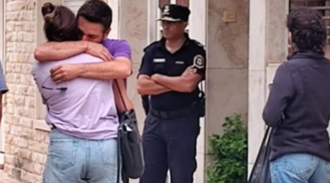 Familiares y amigos del escribano fallecido, tras enterarse de la noticia.