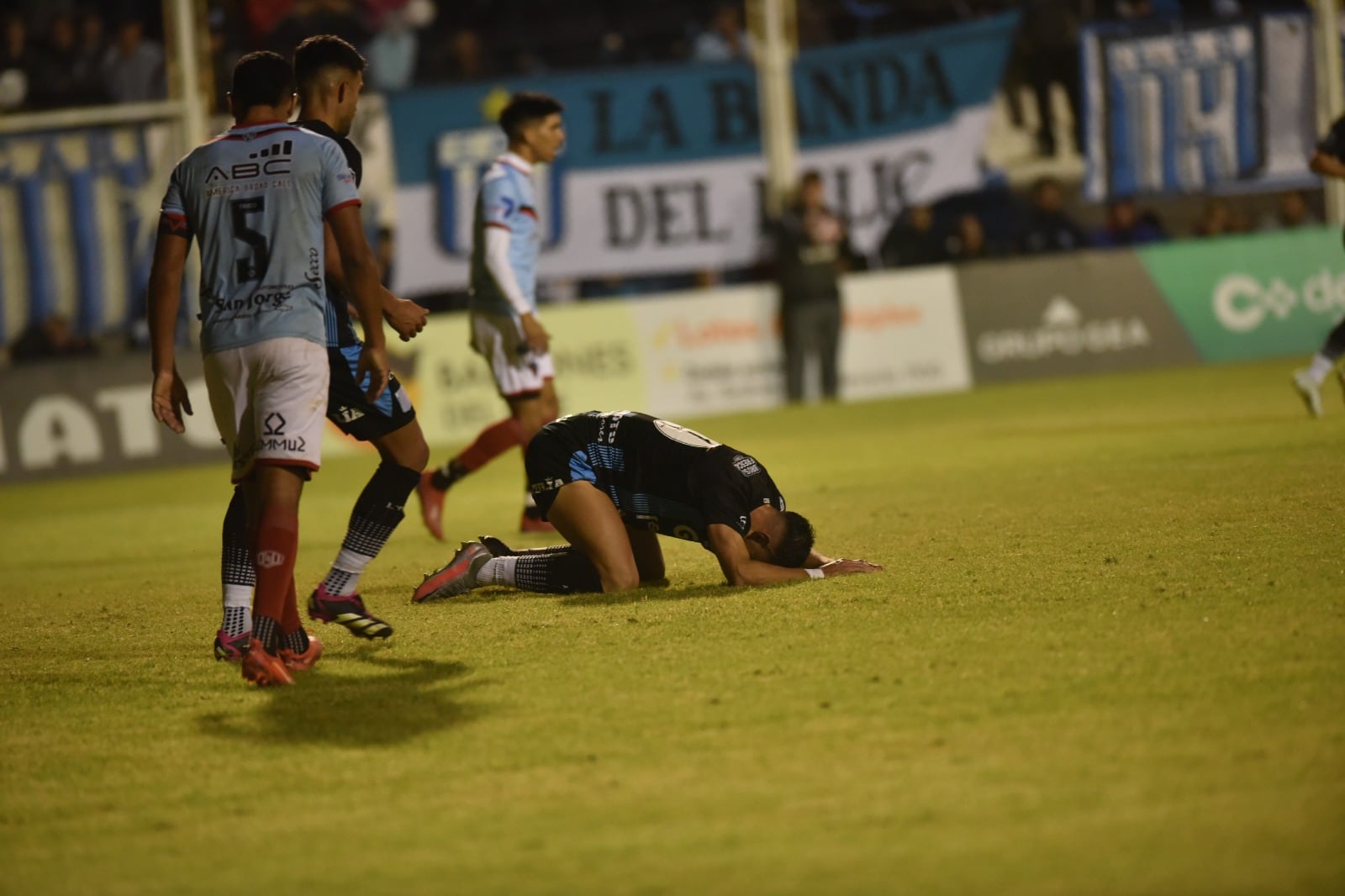 Racing no pudo con Brown y su gente se fue masticando bronca (Foto: Javier Ferreyra).