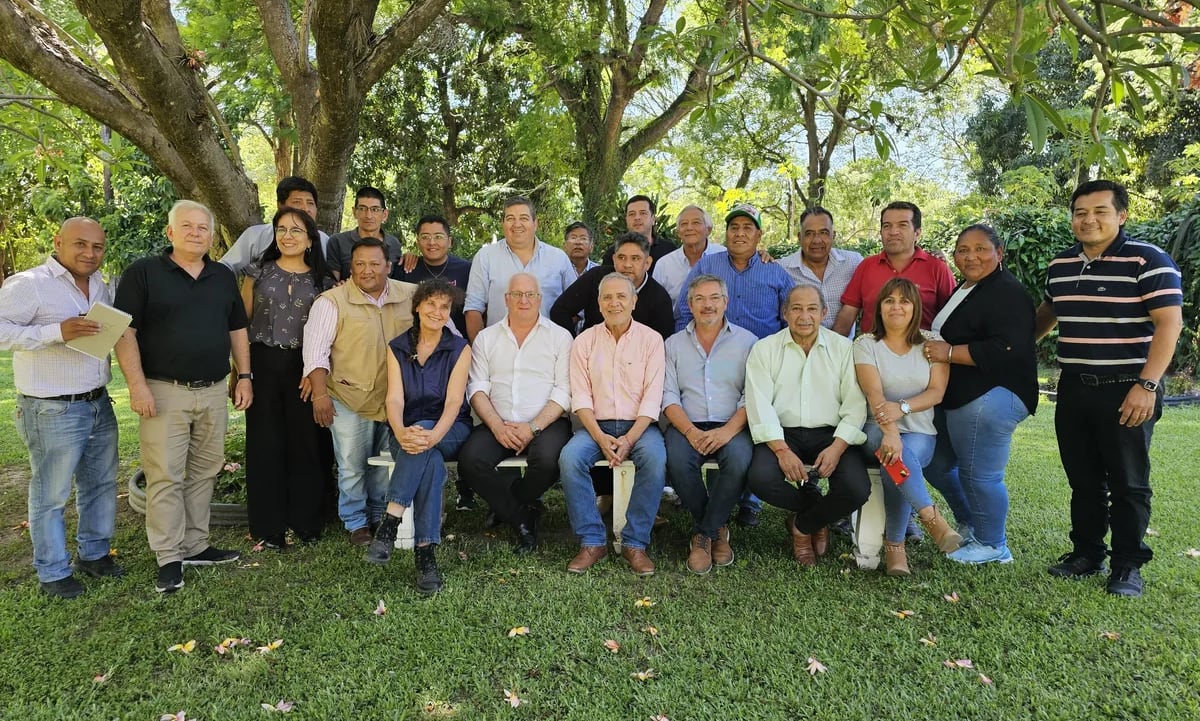 El ministro Juan Carlos Abud (sentado al centro), junto a intendentes y productores de las regiones Yungas y Valles convocados en la Finca Chalicán.