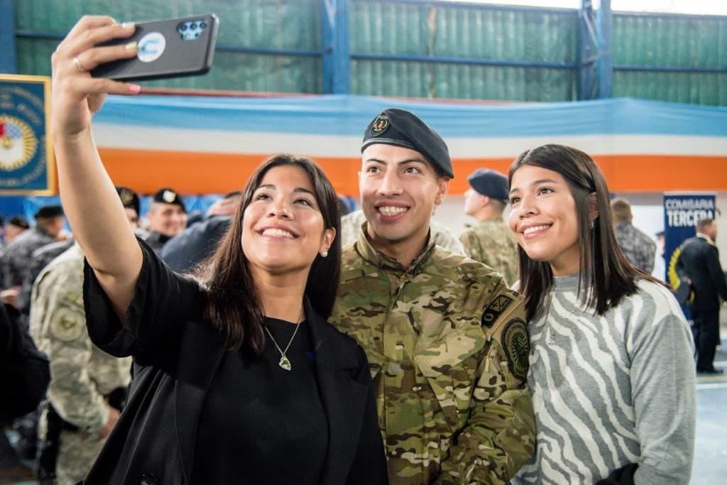 137 Aniversario de las Policía Provincial - Los familiares se tomaron fotografías luego del acto ceremonial.