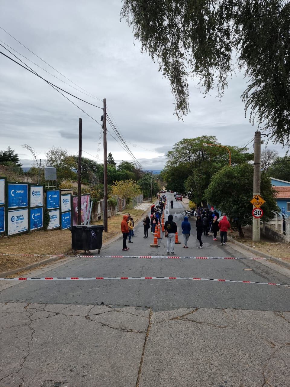 Largas colas para hisoparse en el centro CEDER de Carlos Paz.