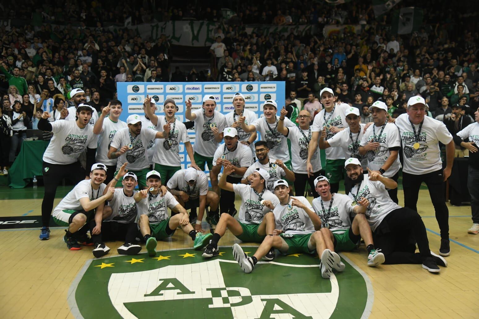 Atenas enfrentó a Racing de Chivilcoy en el Polideportivo Carlos Cerutti por la final de la Liga Argentina de básquet. Y logró el ascenso. Así fueron los festejos. (Facundo Luque / La Voz)