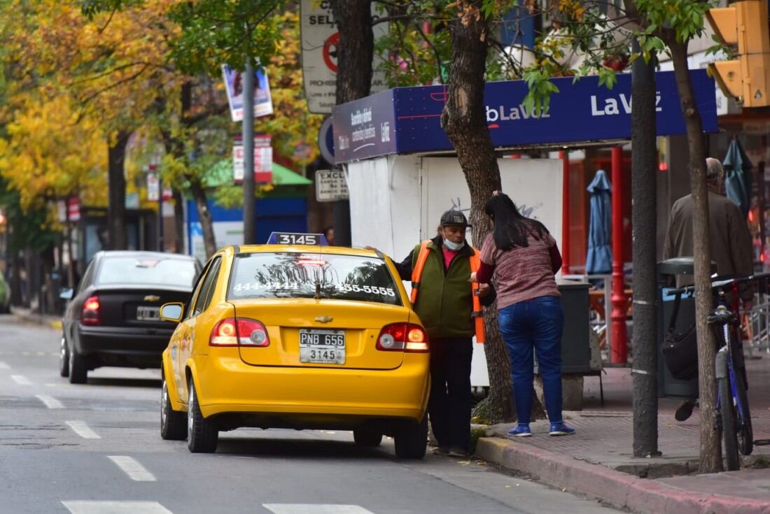 Paro de transporte urbano de pasajeros en Córdoba. Las calles y peatonales con poco movimiento y taxis compartidos entre los ciudadanos.