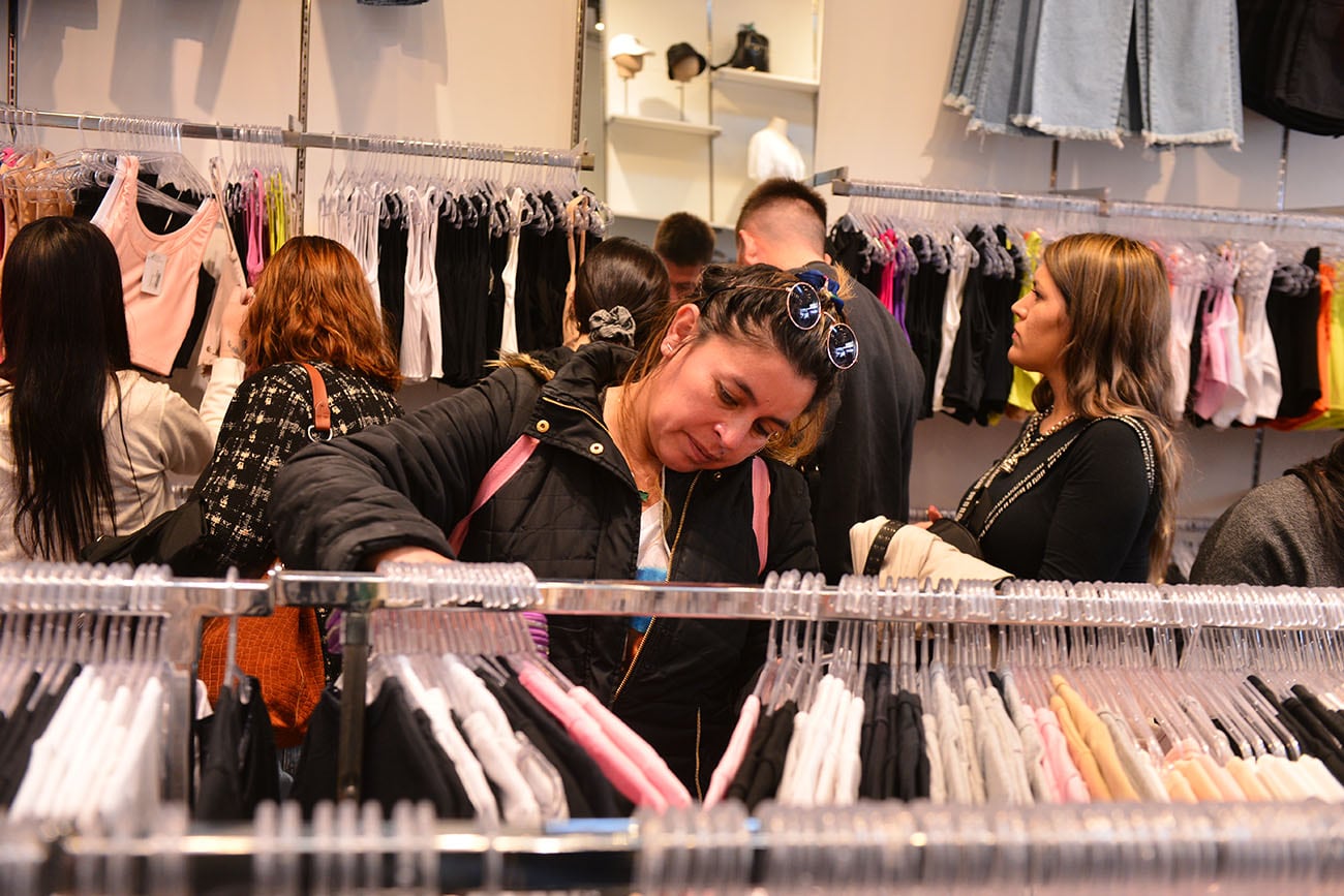 Día de la madre. Mucha gente comprando el el área peatonal de la ciudad de Córdoba. Ventas dia de la madre (José Gabriel Hernández / La Voz)