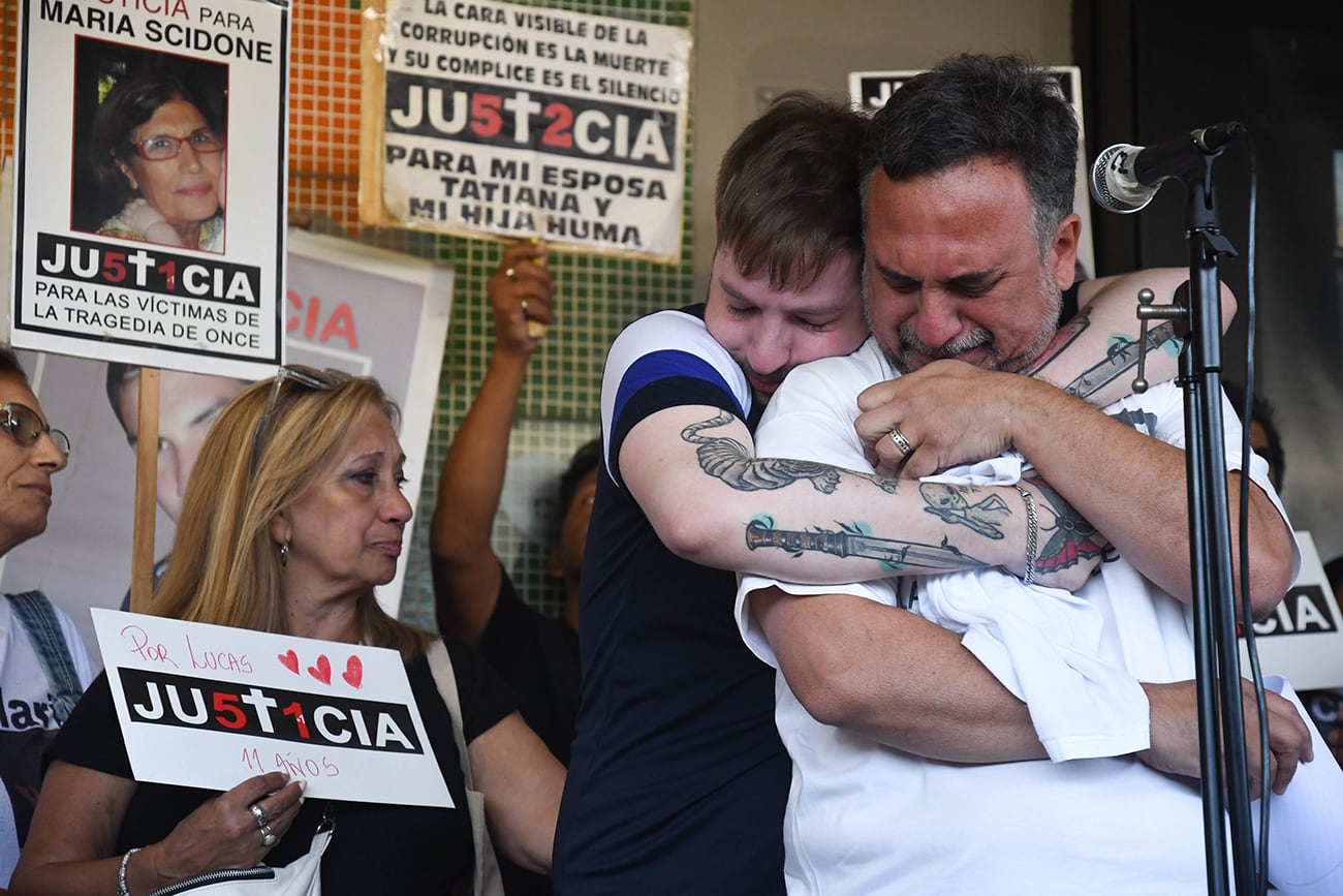 Familiares y amigos de víctimas de la tragedia de Once realizaron esta mañana un acto homenaje para ''mantener viva la memoria'' al cumplirse el 11avo aniversario del siniestro ferroviario. (Télam)