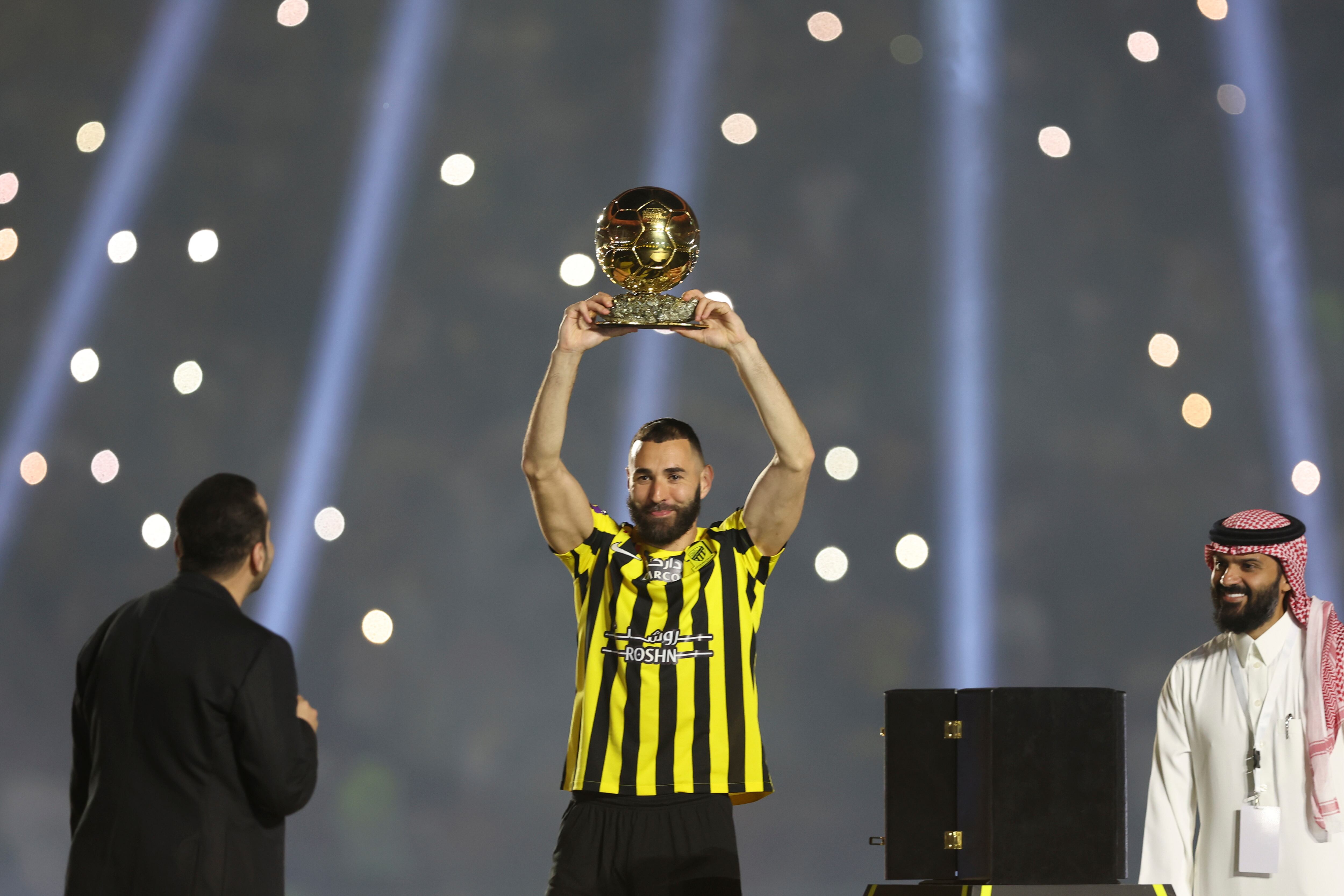 Karim Benzema, del Al-Ittihad de Arabia Saudí, sostiene su trofeo del Balón de Oro 2022, durante su presentación en el King Abdullah Sports City Stadium, en Yeda, Arabia Saudí, el martes 8 de junio de 2023. (AP Foto)