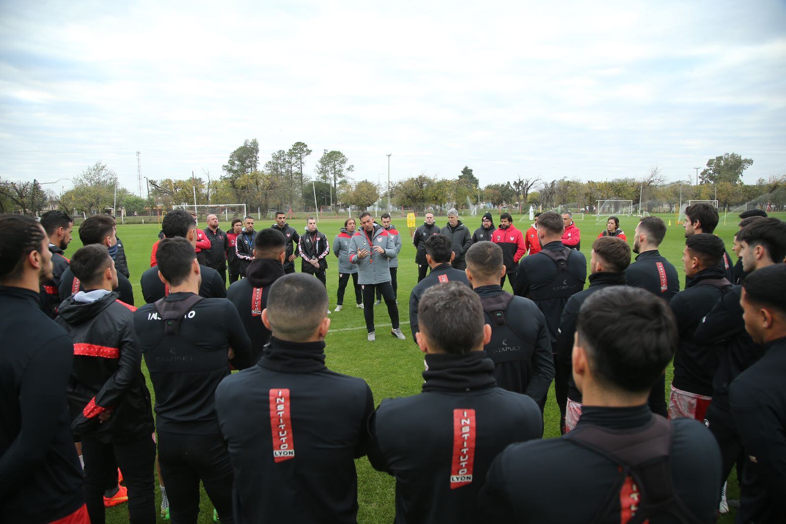 El plantel completo y el cuerpo técnico.